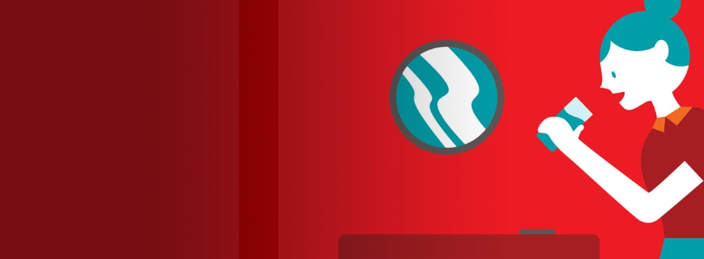 kvinna som dricker vatten