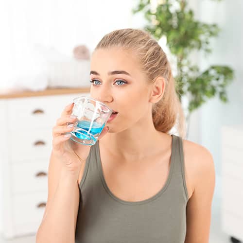 Skölj munnen efter tandborstning två gånger om dagen.